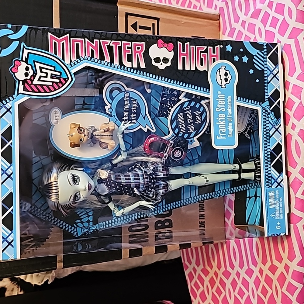 Monster High Frankie Stein & Watzit the pet dog